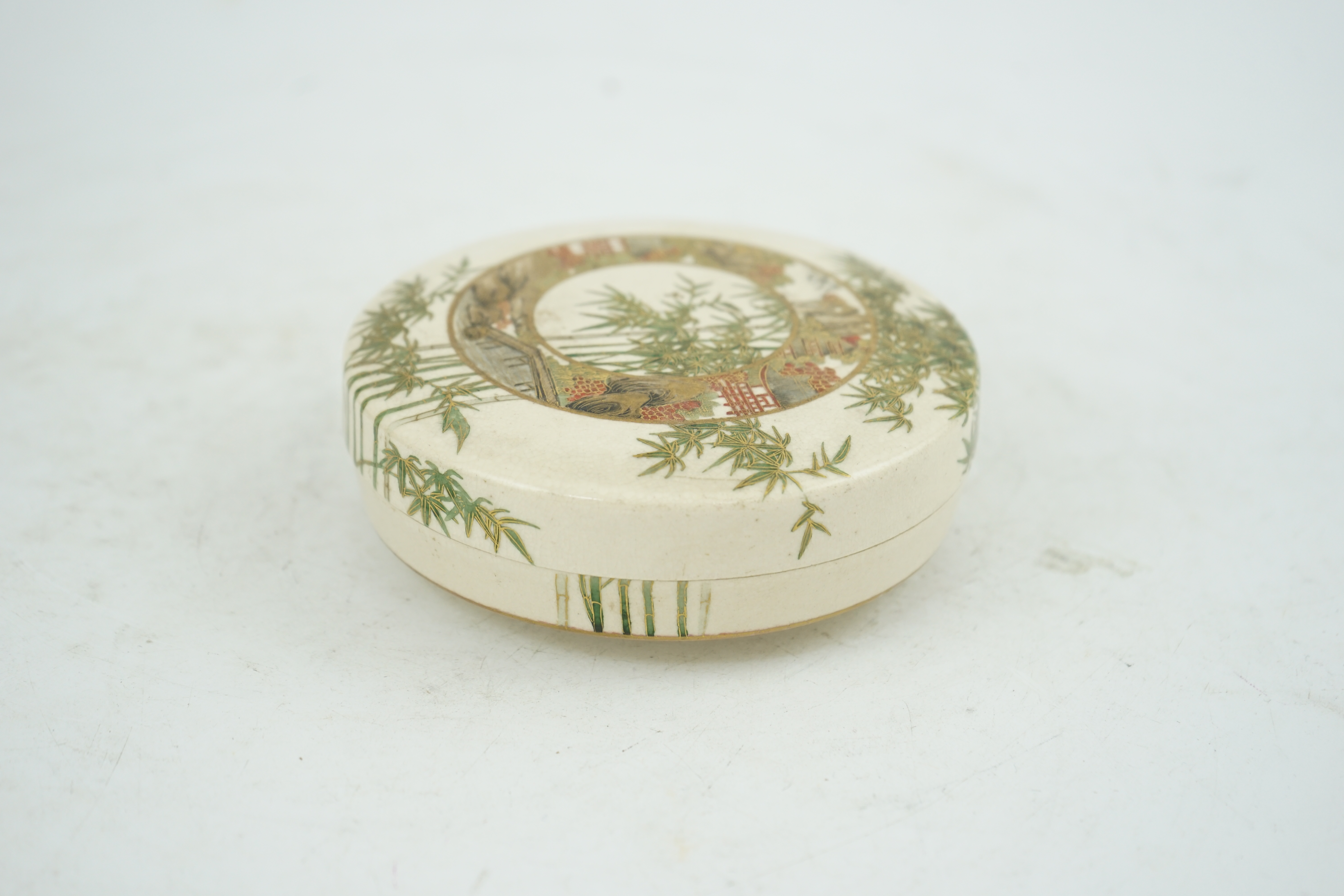 A Japanese Satsuma circular box and cover, early 20th century